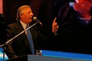 연단에 서서 검지 손가락을 치켜든 키르치네르