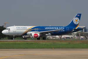 레스터 시티 FC 대표단이 타이 에어아시아 도색을 하고 돈므앙 국제공항에서 이륙하여 위차이의 추모식에 참석했다.