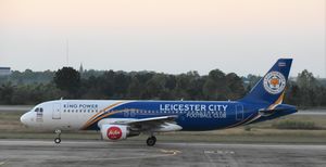 레스터 시티의 대표단이 위차이 스리바다나프라바의 추도식에 참여하기 위해 콘깬 공항에 도착했다.