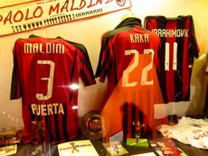 파올로 말디니의 유니폼(3번), 카카의 유니폼(22번), 즐라탄 이브라히모비치의 유니폼(11번)이 산 시로 박물관에 전시되어 있다.