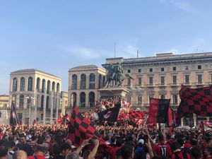 2021-22 세리에 A 우승을 기념하는 로소네리 팬들, 밀라노 두오모 광장