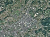 기쿠치시 중심부 주변의 항공 사진.2016년 4월 16일 촬영된 6장의 사진을 합성하여 제작. 국토교통성 국토지리원 [https://mapps.gsi.go.jp/ 지도・항공사진 열람 서비스]의 항공 사진을 기반으로 제작.