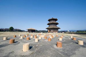 주변 지역을 한눈에 볼 수 있는 언덕 꼭대기에 일련의 건물과 망루로 구성된 14세기 기쿠치 씨의 거성 기쿠치 성의 유적은 현재 복원 공사 중이다.