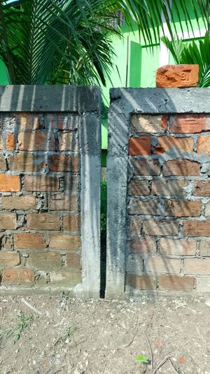 붉은 벽돌 경계 벽 교차점