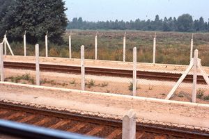 서독 열차가 동독을 통과했다. 1977년의 이 사진은 사람들이 철길에서 멀어지도록 장벽이 어떻게 설치되었는지 보여준다.