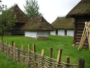 폴란드의 Sanok-Skansen 야외 박물관에 있는 엮은 울타리