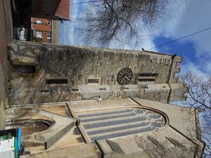 13세기 또는 14세기에 지어진 성 안드레 교회 서쪽 탑