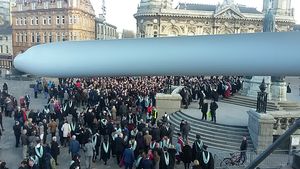 헐 시청 밖에서 헐 UK 컬처 시티 2017 행사 중 설치 작품 '블레이드' 아래 모인 헐 대학교 졸업생들