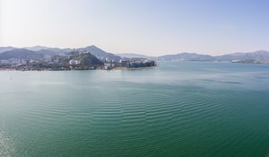 캠퍼스는 토로 하버에 인접해 있다.