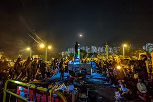 2019년 11월 13일 홍콩 중문 대학교 2번 교량에서 시위대와 경찰의 대치