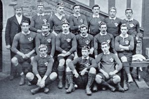 럭비 선수들이 경기 유니폼과 모자를 쓰고 있는 3개의 열