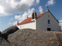 포르투갈 포보아 드 바르짐에 있는 성 안드레아 곶의 성 안드레아 예배당과 바위. 현지 신화에서 성 안드레아는 바다에서 익사한 사람들의 영혼을 낚아 올리고 어업과 결혼을 도왔다.