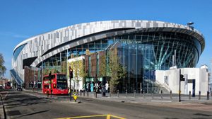 토트넘 하이 로드에서 바라본 경기장