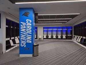 토트넘 홋스퍼 스타디움의 캐롤라이나 팬서스 로고