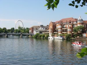 윈저에서 템스강을 바라본 이튼의 모습