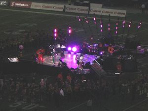 블랙 아이드 피스가 2005년 그레이컵 하프타임 쇼에서 공연하고 있다.