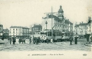 광장에는 한때 많은 일드프랑스 트램이 운행했다. AR 노선 (오베르빌리에 - 레퓌블리크 광장), 파리 및 센 부서 트램 회사(TPDS) 노선 및 기타 많은 노선들이 이곳에서 종착했다.