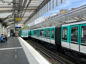 자우레스 역의 2호선