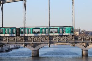 센 강을 건너는 오스테를리츠 고가교는 5호선에 사용된다.