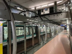 쿠르 생테밀리옹역 승강장