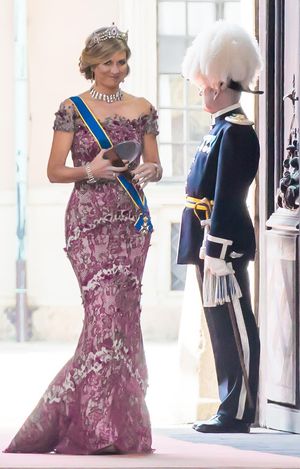 네덜란드의 막시마 왕비가 '화이트 타이드' 드레스 코드를 갖추고 티아라를 착용한 모습