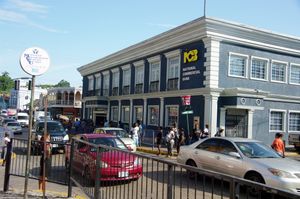 유니온 스트리트, 세인트 제임스 스트리트, 코너 레인으로 둘러싸인 셈 샤프 광장의 내셔널 커머셜 뱅크 지점