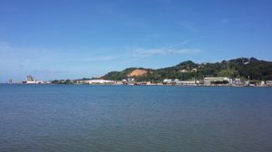 페리 터미널에서 사일로 부두까지의 마야궤스 항구 전경