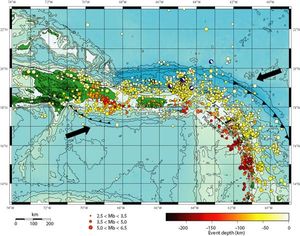 푸에르토리코 해구 지역의 지각 및 지진 지도. 화살표는 판의 움직임 방향을 나타낸다. USGS.