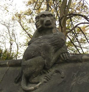 카디프 성의 애니멀 월 - 원숭이: 버지스의 디자인으로 1891년에 토마스 니콜스가 제작한 9개의 조각 중 하나