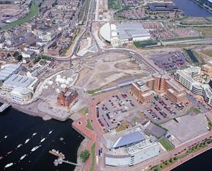 제안된 카디프 베이 오페라 하우스 부지, 이후 웨일스 밀레니엄 센터 부지(이미지 중앙의 탁 트인 공간)