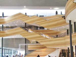 건물의 계단과 발코니에 사용된 목재