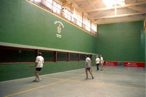 트린케(trinquet)에서 팔레타(paleta) 경기 모습, 엘리존도(나바라)