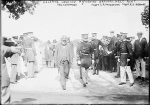 리처드 할데인이 클래런스 페이지 타운슬리와 함께 검열장을 떠나는 모습: 캡틴 E.R 하우스홀더; 캡틴 E.R. 그레고리