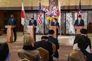 도쿄에서 열린 미일 안전보장협의위원회(2+2) 공동 기자회견 (2021년 3월 16일). 왼쪽부터 모테기 도시미쓰 일본 외무대신, 기시 노부오 일본 방위대신, 블링컨, 로이드 오스틴 미국 국방장관.