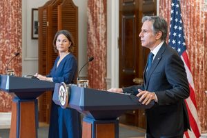 미국 국무장관 토니 블링컨과 베어보크 외무부 장관 (2022년 1월 워싱턴 D.C.)