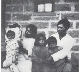 토니 틸로해시와 그의 가족. 틸로해시는 사피어가 남부 파이유트어에 대한 유명한 설명을 하는 데 협력했다.