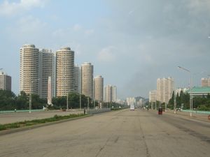 광복거리. 1989년 제13회 세계청년학생축전에 맞춰 건설되었다. 고층 아파트와 평양서커스극장 등이 있다