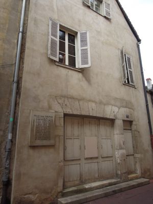 니에프스의 출생지인 샬롱쉬르손, 그의 기념비가 있다.