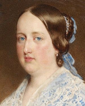 레이스 달린 파란 드레스를 입고 곱슬머리를 뒤로 넘긴 젊은 여성의 머리와 어깨를 보여주는 그림