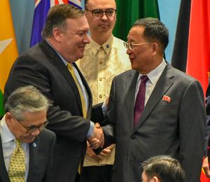 2018년 8월 미국 국무장관 마이크 폼페이오를 만나는 리용호