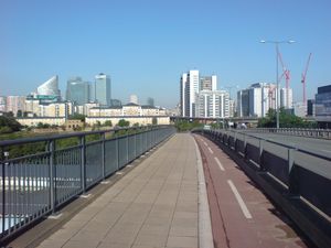 A1020 Lower Lea Crossing, 카나리 워프 방향. 자전거와 보행자를 위한 공용 도로도 다리를 건너간다.