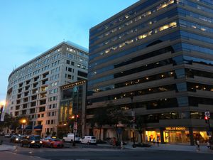 워싱턴 D.C.에 위치한 미주개발은행 본부. 왼쪽은 1300 New York Ave NW 건물, 오른쪽은 1350 New York Ave. NW 건물, 가운데는 엔리케 V. 이글레시아스 강당