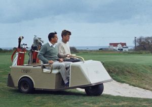 1963년 존 F. 케네디와 골프를 치는 브래들리