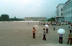 2012년 8월 신의주 중심부의 넓은 광장, 김일성 동상