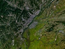 신의주의 위성 사진사진 중앙의 물줄기가 압록강 - 강의 남동쪽 시가지가 신의주, 북서쪽 시가지가 단둥시