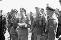 1943년 4월 1일, 러시아 하르코프. 전선 시찰을 방문한 히믈러(중앙). 히믈러의 오른편이 하우서. 왼쪽은 발터 크뤼거.