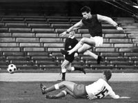 1967년 웨스트햄 유나이티드와 HJK 헬싱키의 경기에서 마르쿠 펠토니에미 위로 점프하는 피터스