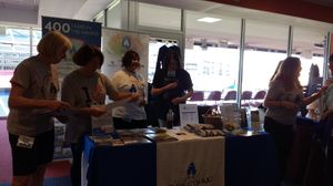 메이플라워호 항해 400주년 및 플리머스 식민지 건국 행사를 계획하는 단체인 플리머스 400의 부스.