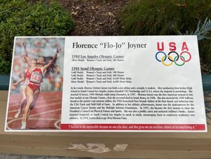 미션 비에호에 있는 플로렌스 그리피스 조이너 올림픽 공원에 있는 그리피스 조이너를 기리는 명판