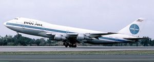 1987년 로스앤젤레스 국제공항에서 Clipper Maid of the Seas로 운행중인 N739PA. 폭발은 동체 측면의 "Pan Am"의 두 번째 A 바로 아래, 앞쪽 화물칸에서 발생했다.